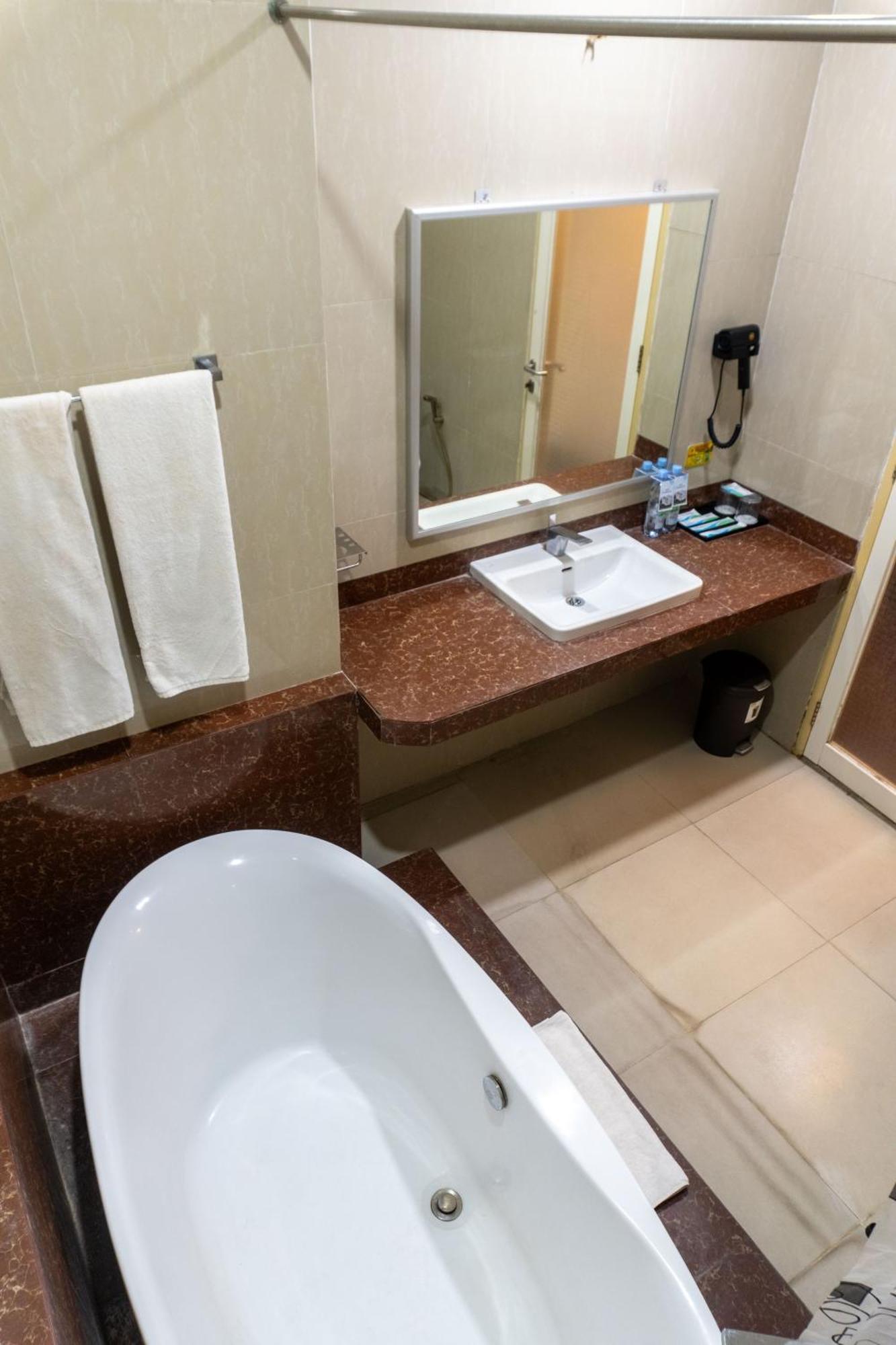 Muara Hotel And Mall Ternate Exterior foto